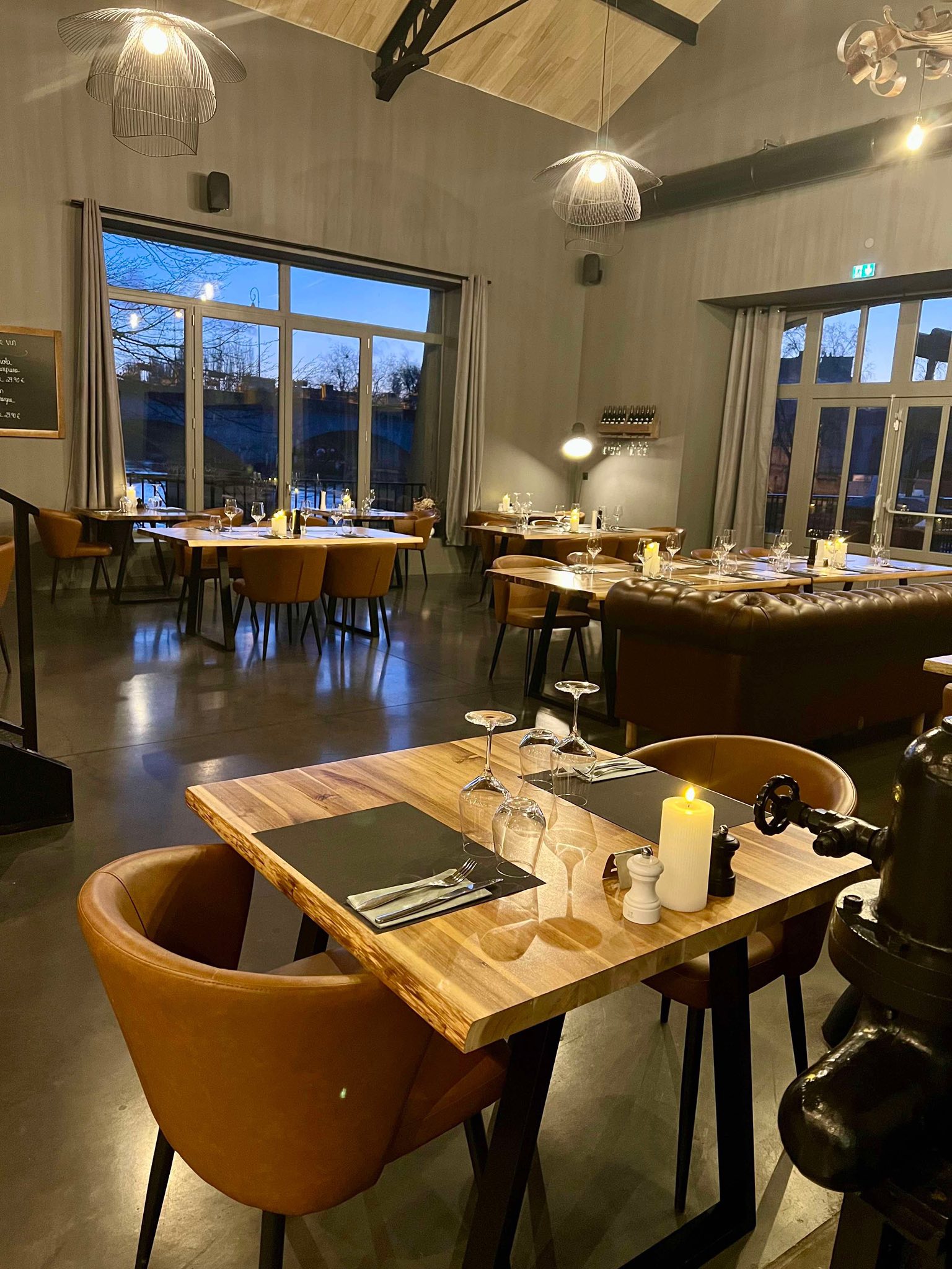 Intérieur du Comptoir 17 — salle de restaurant à Cognac le soir, ambiance tamisée et chaleureuse
