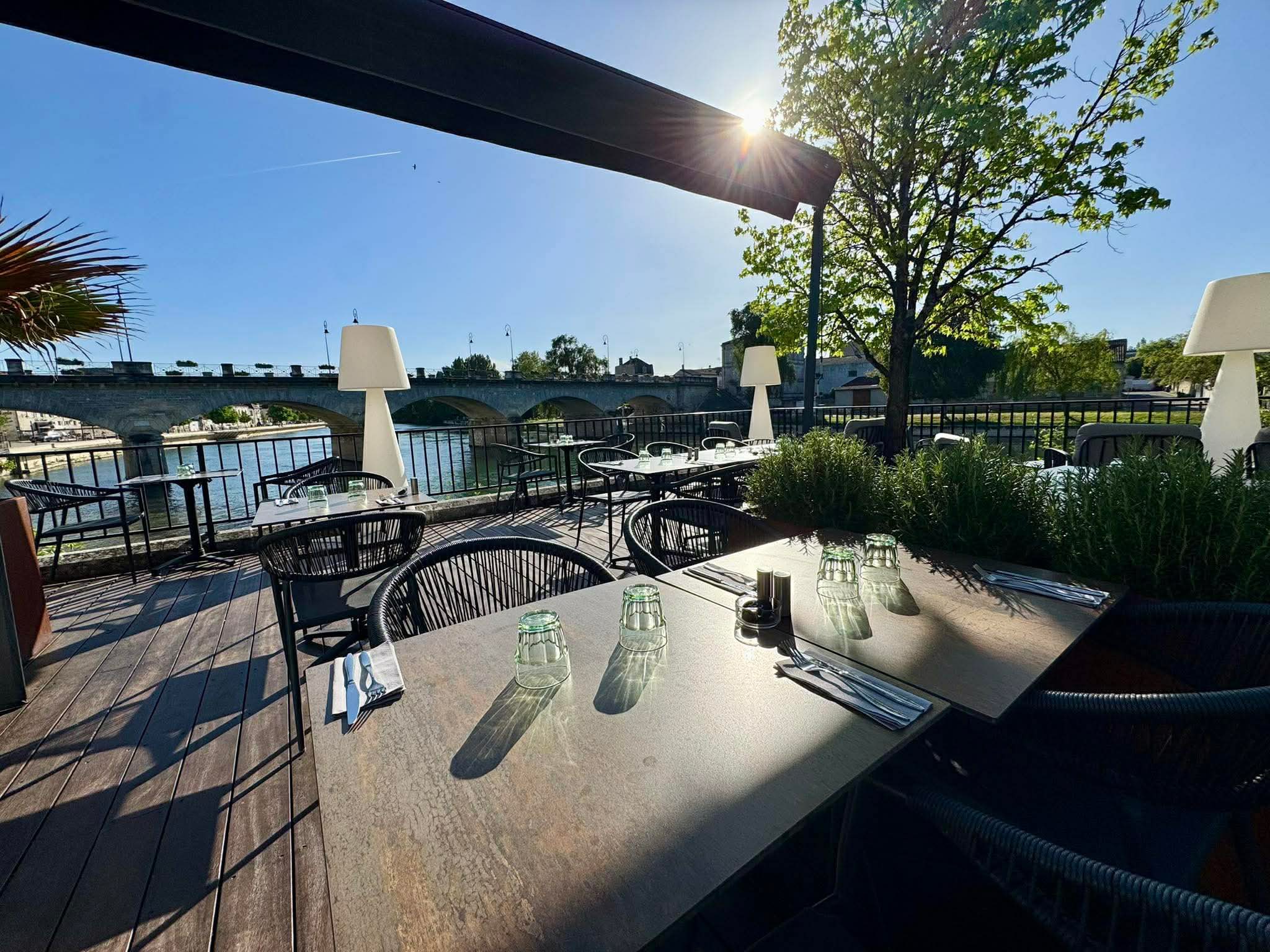 Terrasse du Comptoir 17 bord de Charente, restaurant bistronomique à Cognac